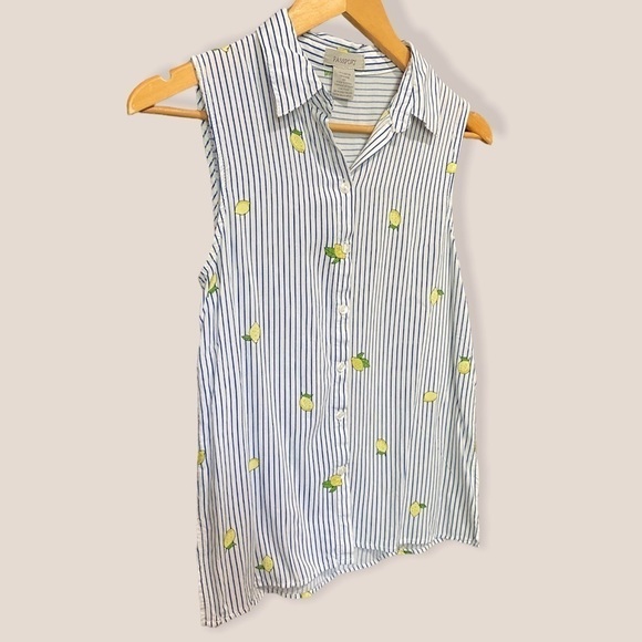 Passport Sleeveless Button Down Top - Picture 2 of 7